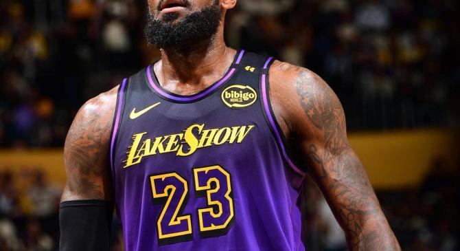 亚博体育-独行侠前途光明！，詹姆斯新星险胜表现突出观众掌声雷动的简单介绍